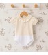 body bebé crudo plumeti cuello volante algodón relieve detalle verano natural elegante