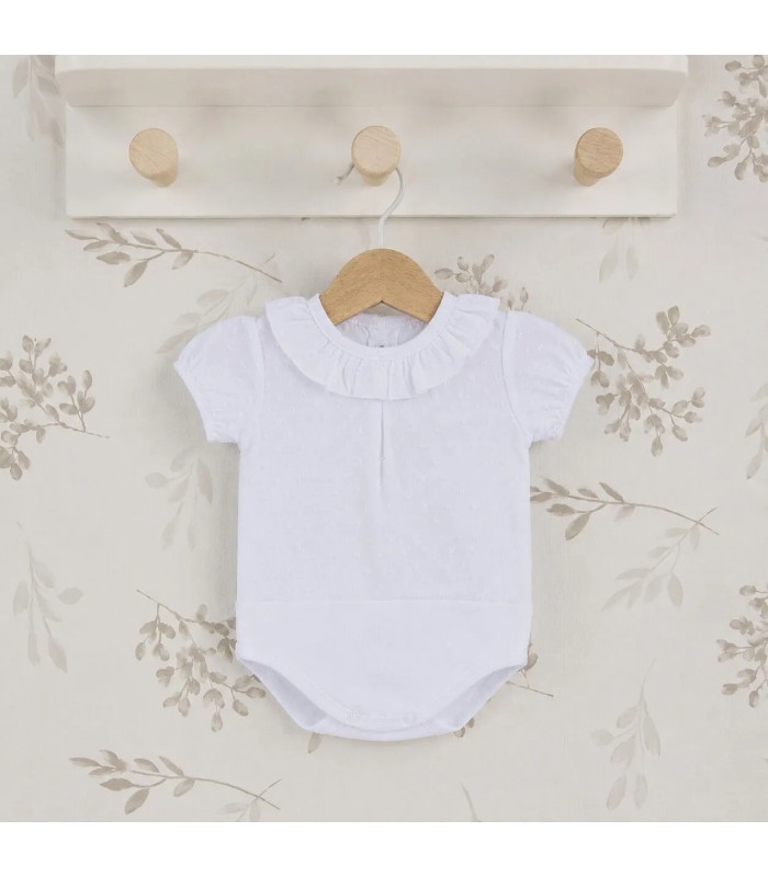 body bebé blanco plumeti cuello volante algodón relieve detalle verano elegante