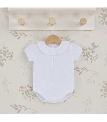 body bebé blanco plumeti cuello volante algodón relieve detalle verano elegante