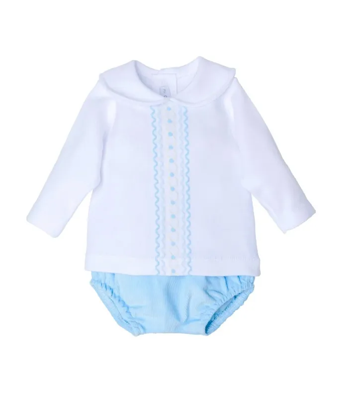 Conjunto pololo bebé celeste de algodón con blusa blanca bordada y pololo celeste en fondo blanco. Colección Antas Calamaro