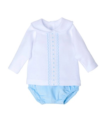 Conjunto pololo bebé celeste de algodón con blusa blanca bordada y pololo celeste en fondo blanco. Colección Antas Calamaro