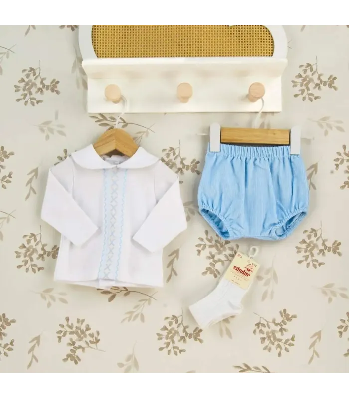 Conjunto pololo bebé celeste de algodón con blusa blanca bordada y pololo celeste colección Antas Calamaro