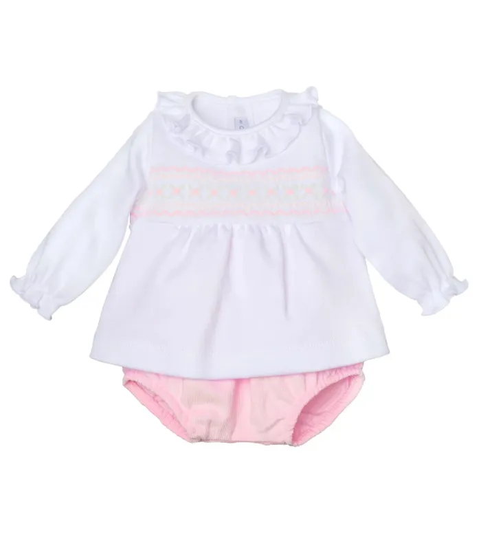 Conjunto Pololo bebé rosa de algodón con blusa blanca bordada y pololo rosa en fondo blanco. Colección Antas Calamaro