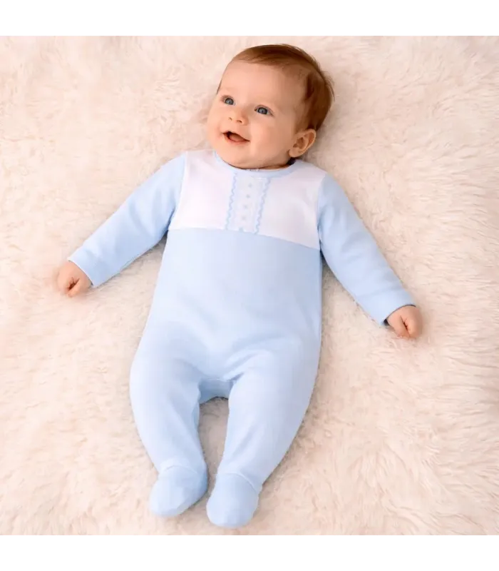 niño con Pelele bebé celeste de algodón con detalles bordados colección Antas Calamaro para recién nacido
