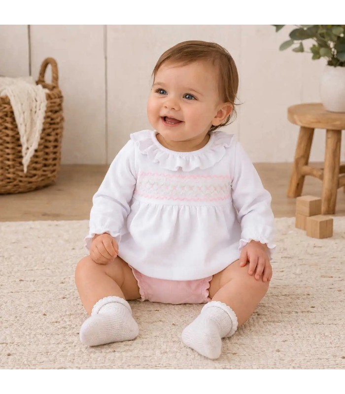 niña con Conjunto Pololo bebé rosa de algodón con blusa blanca bordada y pololo rosa colección Antas Calamaro