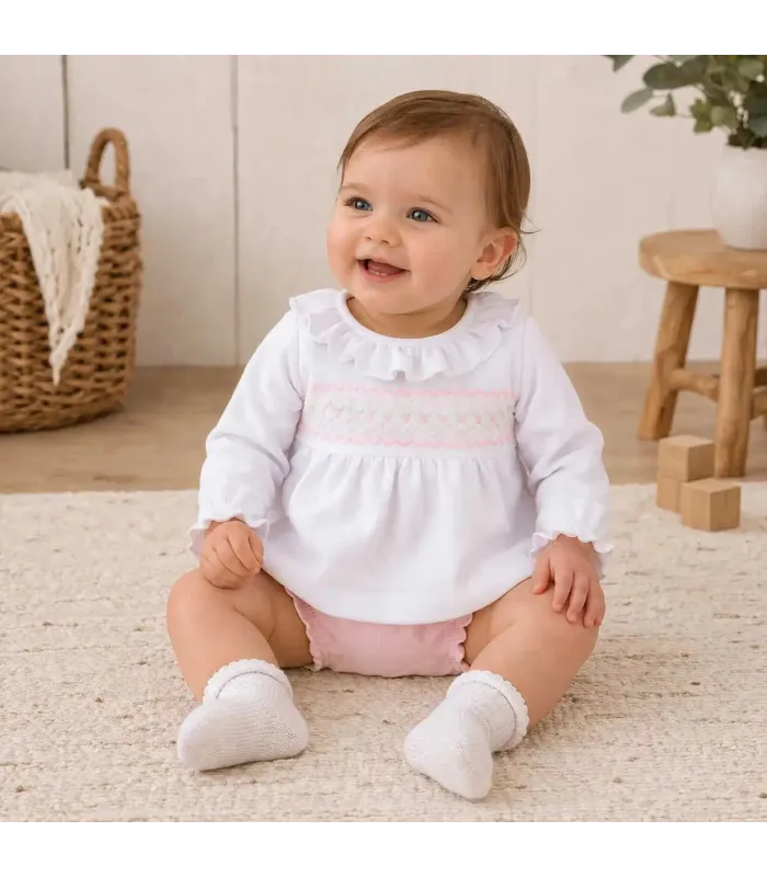 niña con Conjunto Pololo bebé rosa de algodón con blusa blanca bordada y pololo rosa colección Antas Calamaro