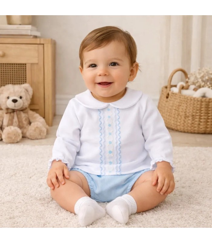 niño con Conjunto pololo bebé celeste de algodón con blusa blanca bordada y pololo celeste colección Antas Calamaro