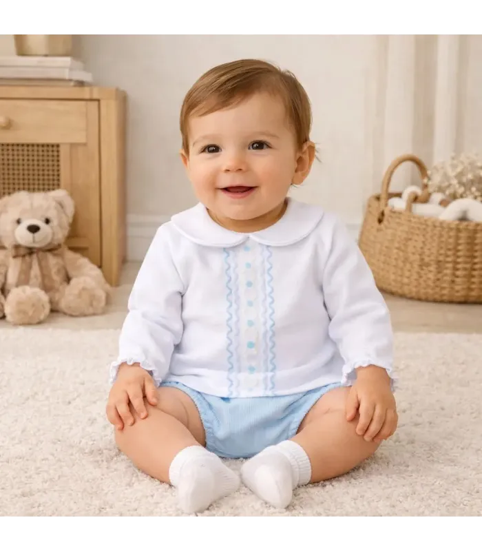 niño con Conjunto pololo bebé celeste de algodón con blusa blanca bordada y pololo celeste colección Antas Calamaro