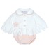 Conjunto Pololo bebé nude con blusa blanca volante bordado floral y pololo algodón detalle elegante en fondo blanco