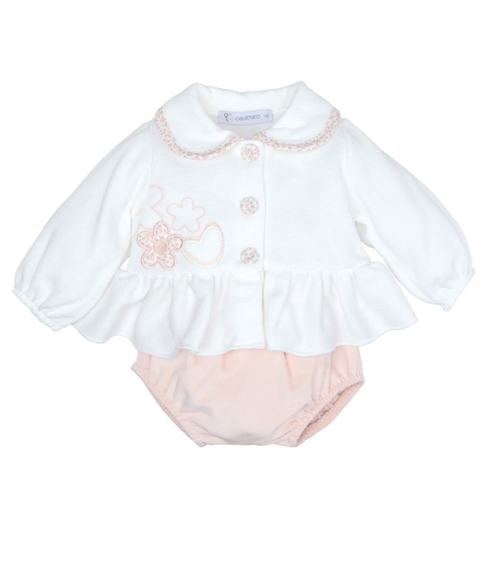 Conjunto Pololo bebé nude con blusa blanca volante bordado floral y pololo algodón detalle elegante en fondo blanco
