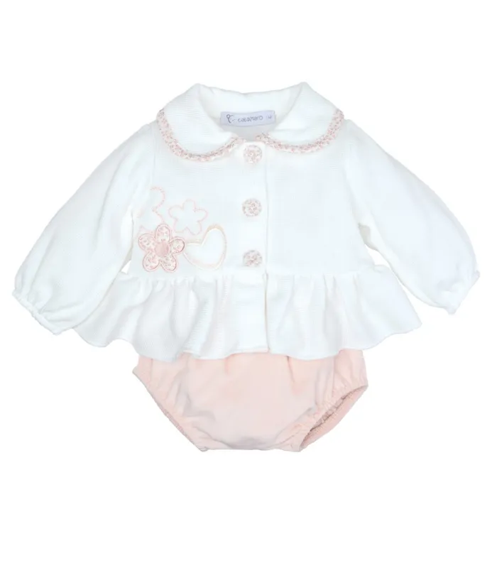 Conjunto Pololo bebé nude con blusa blanca volante bordado floral y pololo algodón detalle elegante en fondo blanco