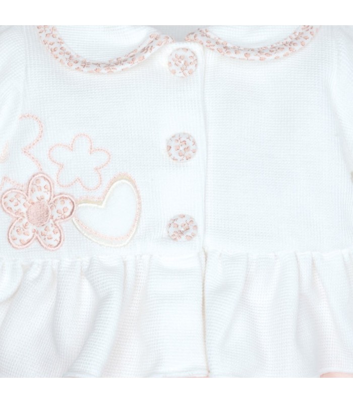 Diseño del Conjunto Pololo bebé nude con blusa blanca volante bordado floral y pololo algodón detalle elegante