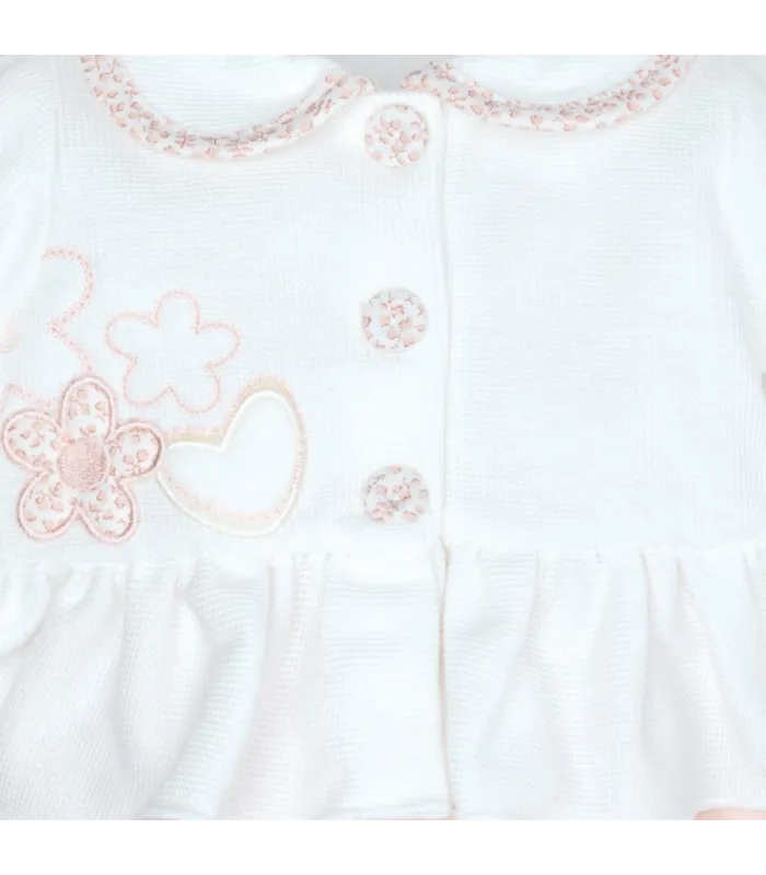 Diseño del Conjunto Pololo bebé nude con blusa blanca volante bordado floral y pololo algodón detalle elegante