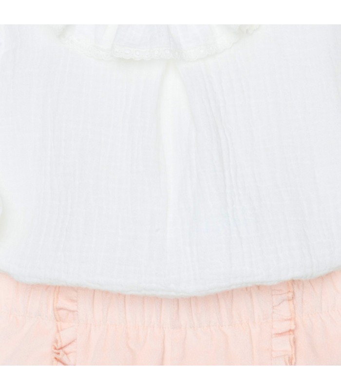 Diseño del Conjunto Pantalón niña nude con blusa blanca cuello volante y pantalón corto con volantes laterales algodón