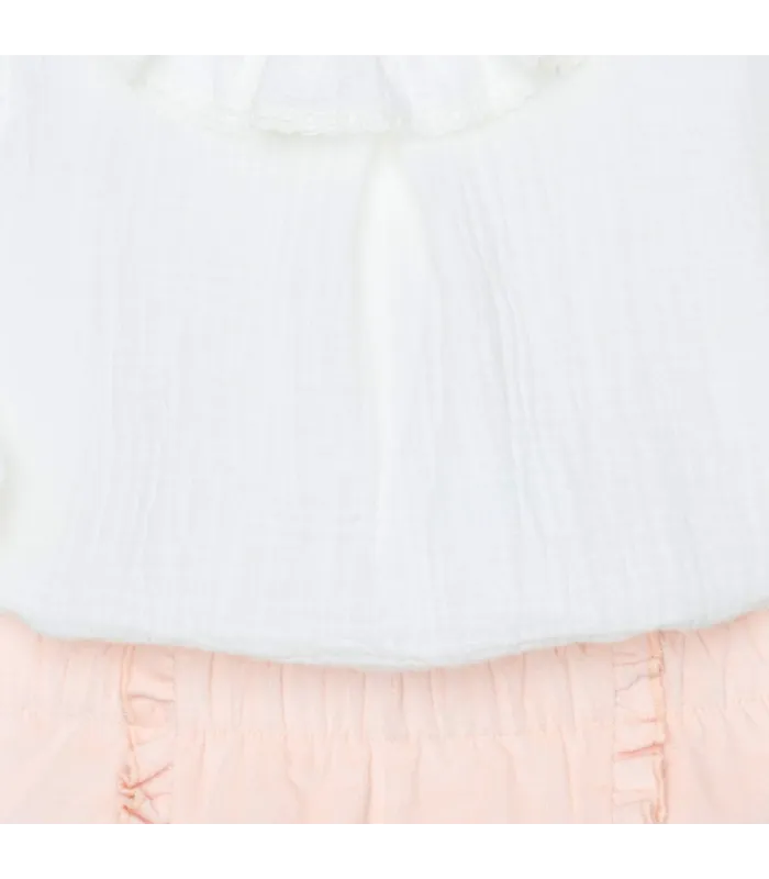 Diseño del Conjunto Pantalón niña nude con blusa blanca cuello volante y pantalón corto con volantes laterales algodón