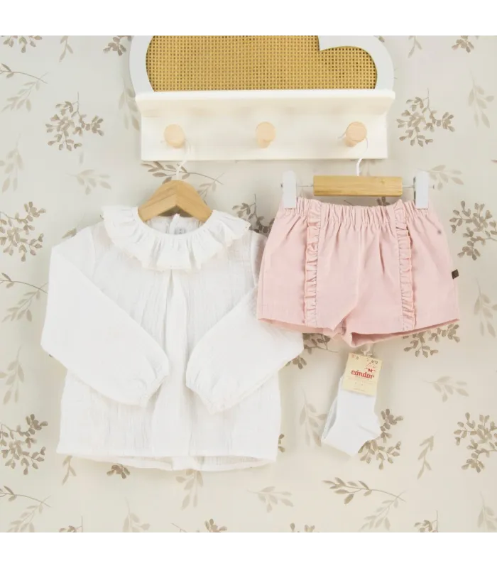 Conjunto Pantalón niña nude con blusa blanca cuello volante y pantalón corto tipo short con volantes laterales algodón
