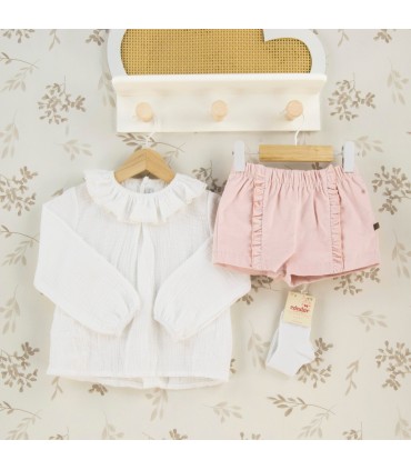 Conjunto Pantalón niña nude con blusa blanca cuello volante y pantalón corto tipo short con volantes laterales algodón