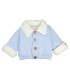 Chaqueta bebé celeste algodón suave interior borreguito botones invierno detalle tejido en fondo blanco