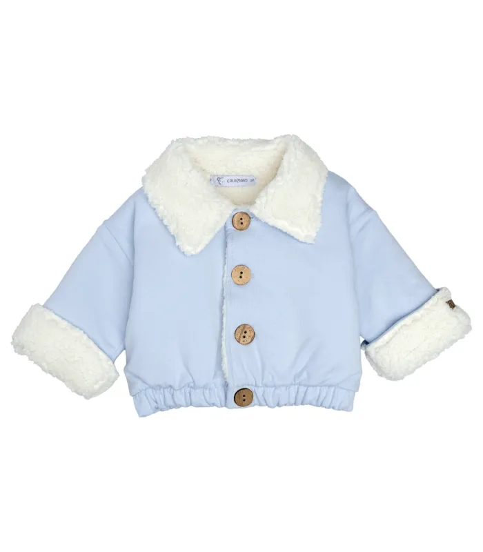 Chaqueta bebé celeste algodón suave interior borreguito botones invierno detalle tejido en fondo blanco