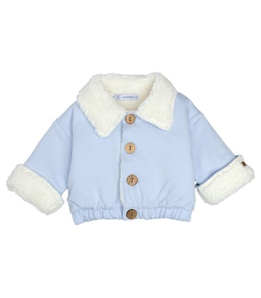 Chaqueta bebé celeste algodón suave interior borreguito botones invierno detalle tejido en fondo blanco