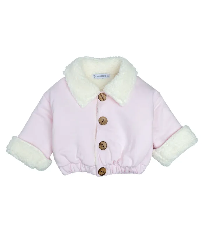 Detalles de chaqueta bebé rosa algodón suave interior borreguito botones invierno detalle tejido en fondo blanco