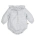 Pelele bebé gris vichy algodón cuello volante textura suave ligero elegante clásico en fondo blanco