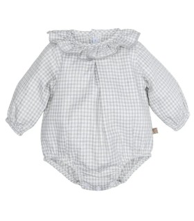 Pelele bebé gris vichy algodón cuello volante textura suave ligero elegante clásico en fondo blanco