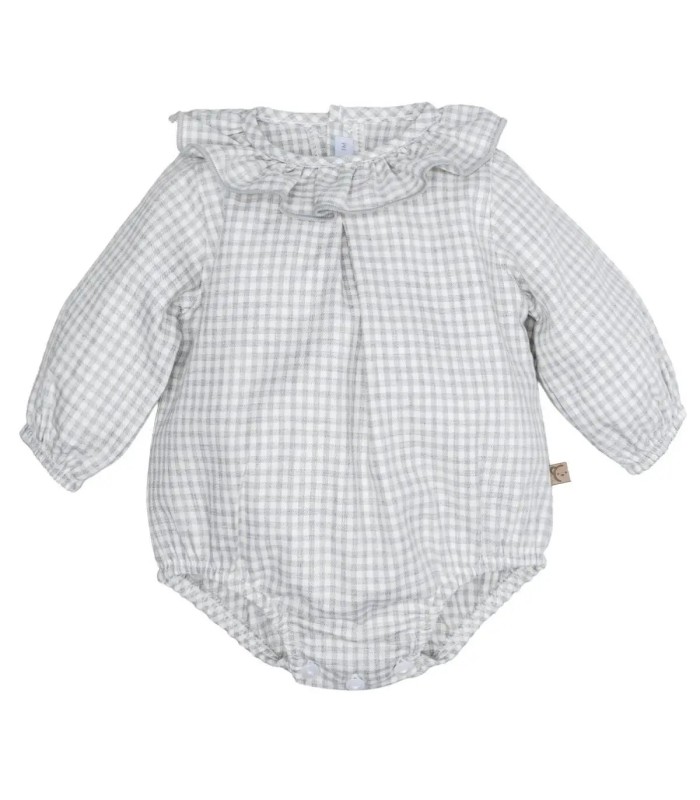 Pelele bebé gris vichy algodón cuello volante textura suave ligero elegante clásico en fondo blanco