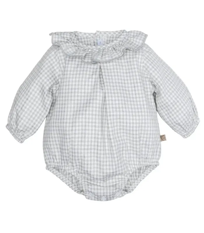 Pelele bebé gris vichy algodón cuello volante textura suave ligero elegante clásico en fondo blanco