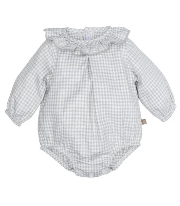 Pelele bebé gris vichy algodón cuello volante textura suave ligero elegante clásico en fondo blanco