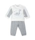 Conjunto sport niño gris algodón elastano sudadera volante diseño dinosaurio pantalón textura suave en fondo blanco