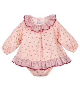 Jesusito bebé rosa empolvado algodón con volante vichy y estampado delicado detalle invierno en fondo blanco