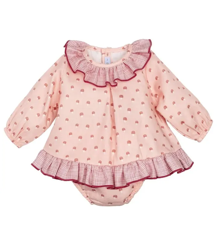 Jesusito bebé rosa empolvado algodón con volante vichy y estampado delicado detalle invierno en fondo blanco