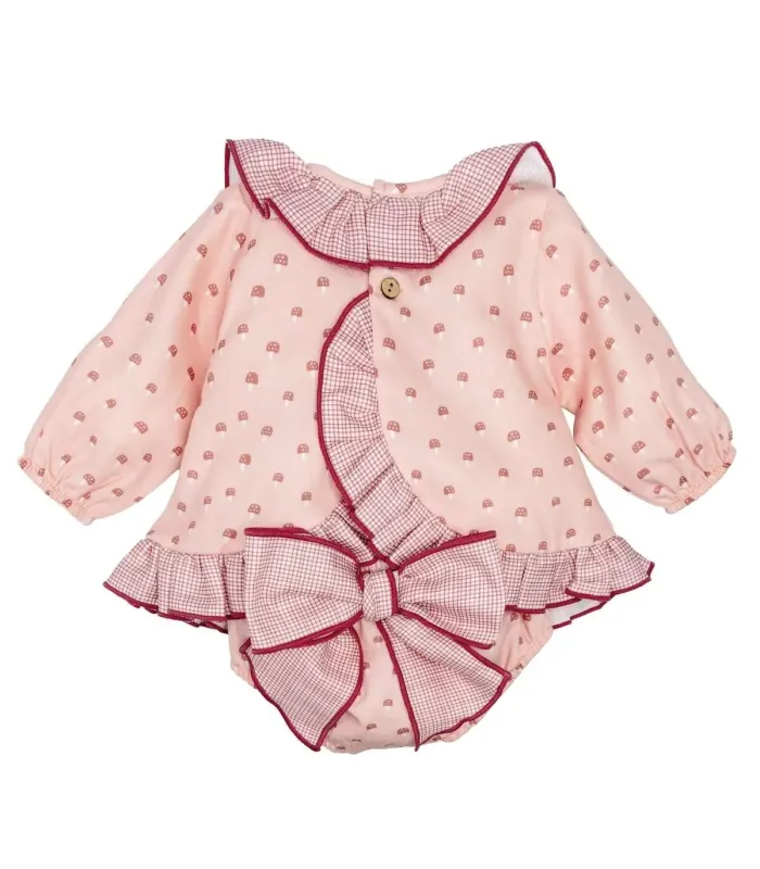 Parte trasera del Jesusito bebé rosa empolvado algodón con volante vichy y estampado delicado detalle invierno en fondo blanco