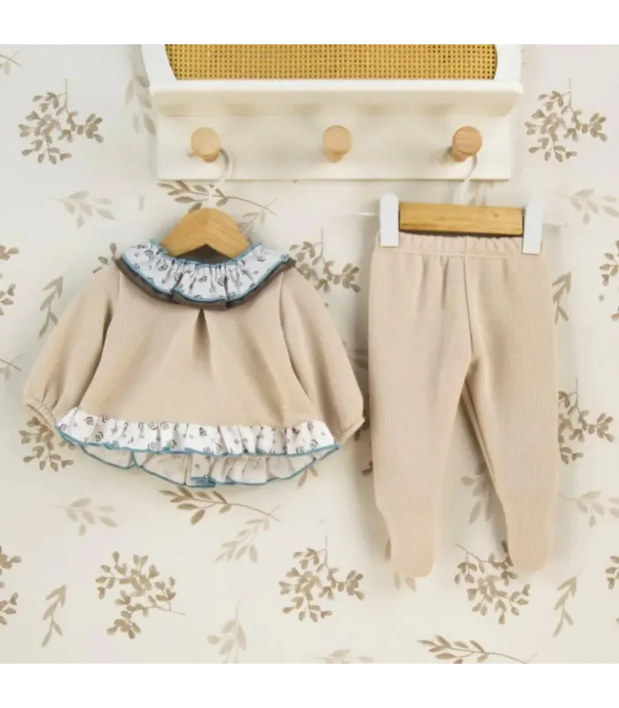 Conjunto Polaina bebé crudo cuello volante estampado ribete celeste tejido punto invierno