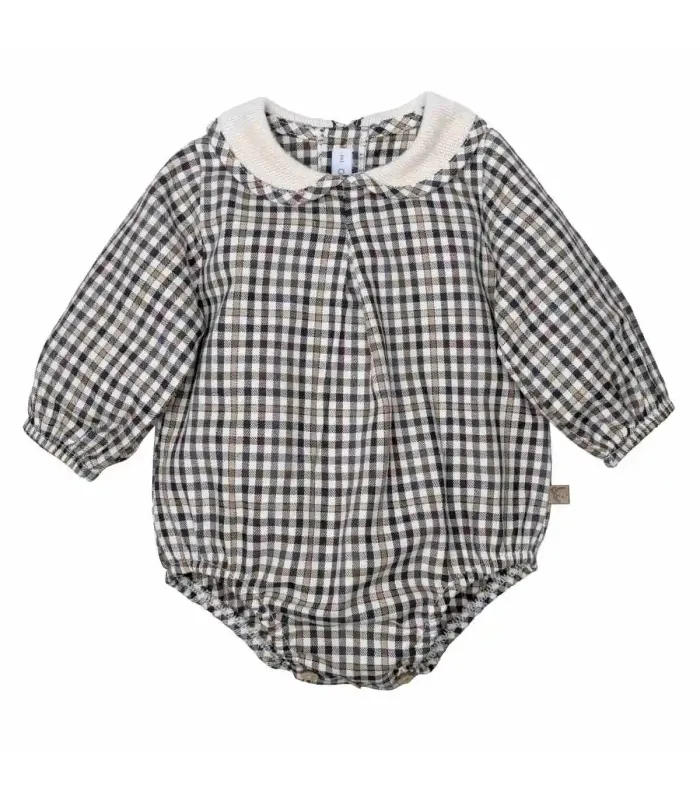 Pelele bebé chocolate cuadros algodón cuello bebé crudo manga larga invierno en fondo blanco