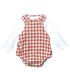Conjunto bebé terracota peto vichy tirantes botones madera camiseta algodón look cálido invierno en fondo blanco