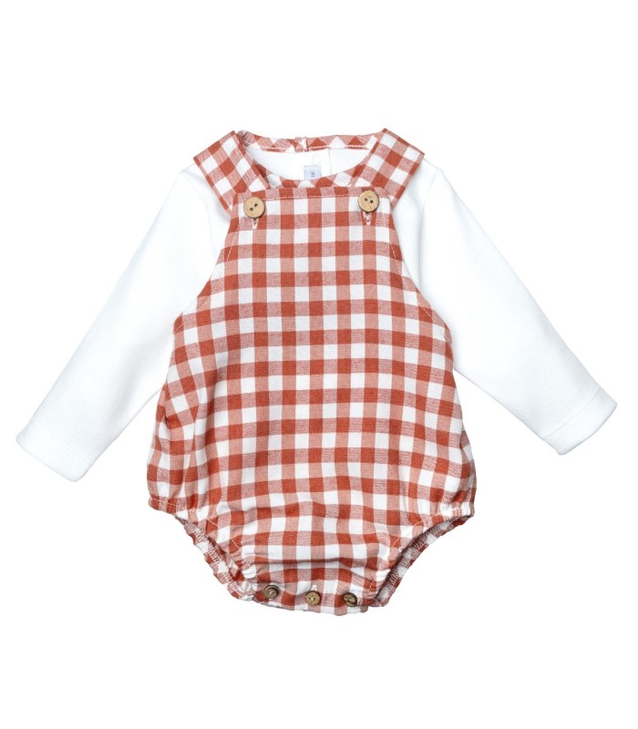 Conjunto bebé terracota peto vichy tirantes botones madera camiseta algodón look cálido invierno en fondo blanco