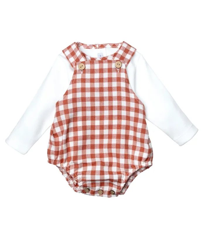 Conjunto bebé terracota peto vichy tirantes botones madera camiseta algodón look cálido invierno en fondo blanco