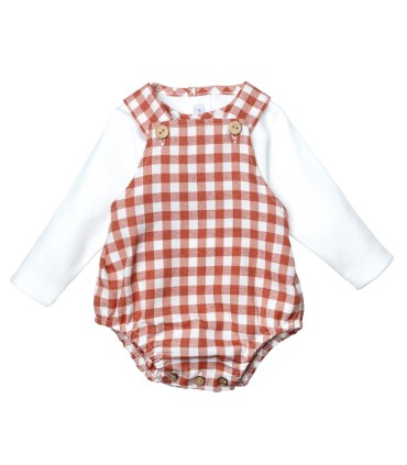 Conjunto bebé terracota peto vichy tirantes botones madera camiseta algodón look cálido invierno en fondo blanco
