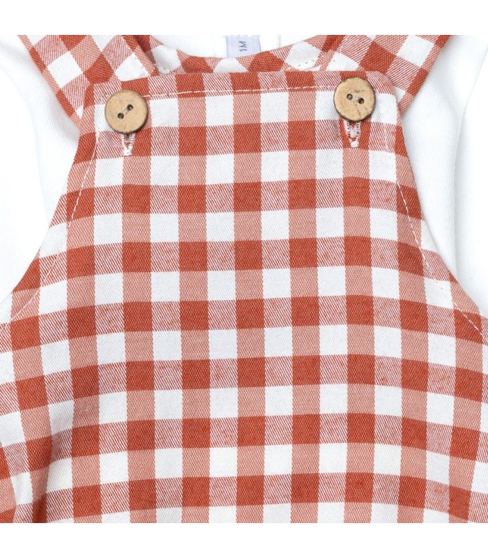 Diseño del conjunto bebé terracota peto vichy tirantes botones madera camiseta algodón look cálido invierno