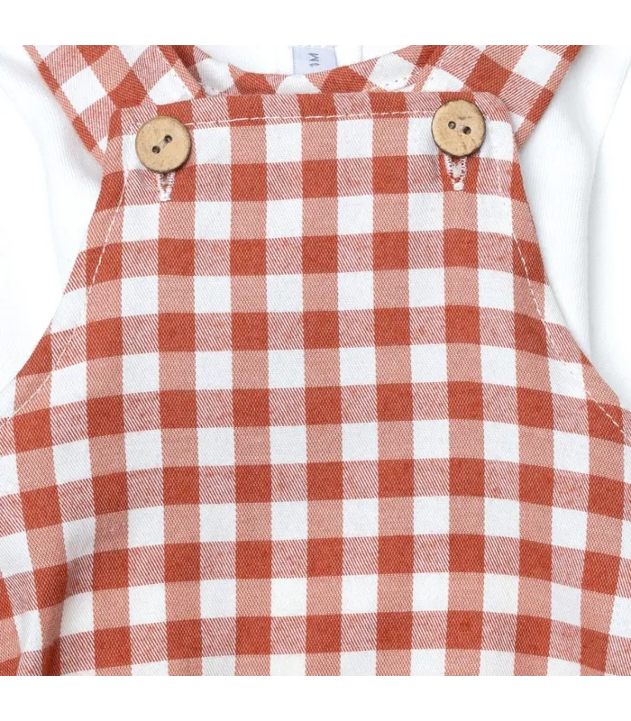 Diseño del conjunto bebé terracota peto vichy tirantes botones madera camiseta algodón look cálido invierno