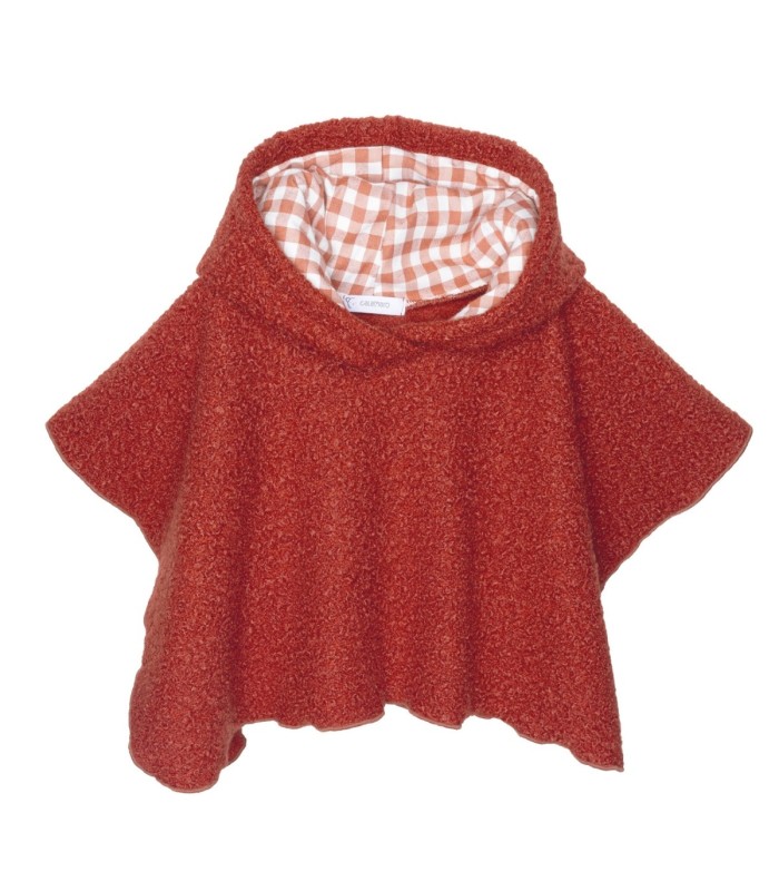 Capa bebé terracota capucha tejido suave interior vichy prenda abrigo infantil cómoda invierno en fondo blanco