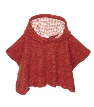 Capa bebé terracota capucha tejido suave interior vichy prenda abrigo infantil cómoda invierno en fondo blanco