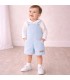 niño con Conjunto Peto bebé azul cielo con camiseta blanca algodón y peto corto con tirantes y botones frontales