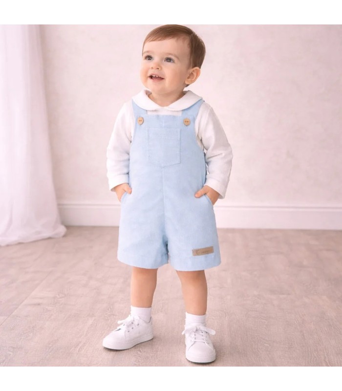 niño con Conjunto Peto bebé azul cielo con camiseta blanca algodón y peto corto con tirantes y botones frontales