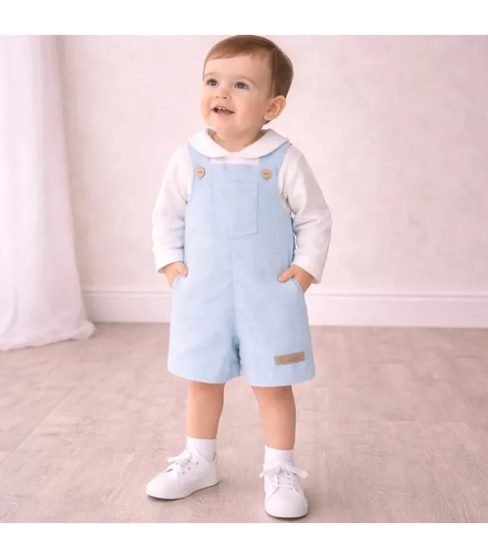 niño con Conjunto Peto bebé azul cielo con camiseta blanca algodón y peto corto con tirantes y botones frontales