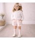 niña con Conjunto Pantalón niña nude con blusa blanca cuello volante y pantalón corto tipo short con volantes laterales algodón