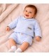 bebé con Conjunto Pololo bebé celeste algodón suave cuello bebé bolsillo delantero invierno detalle tejido