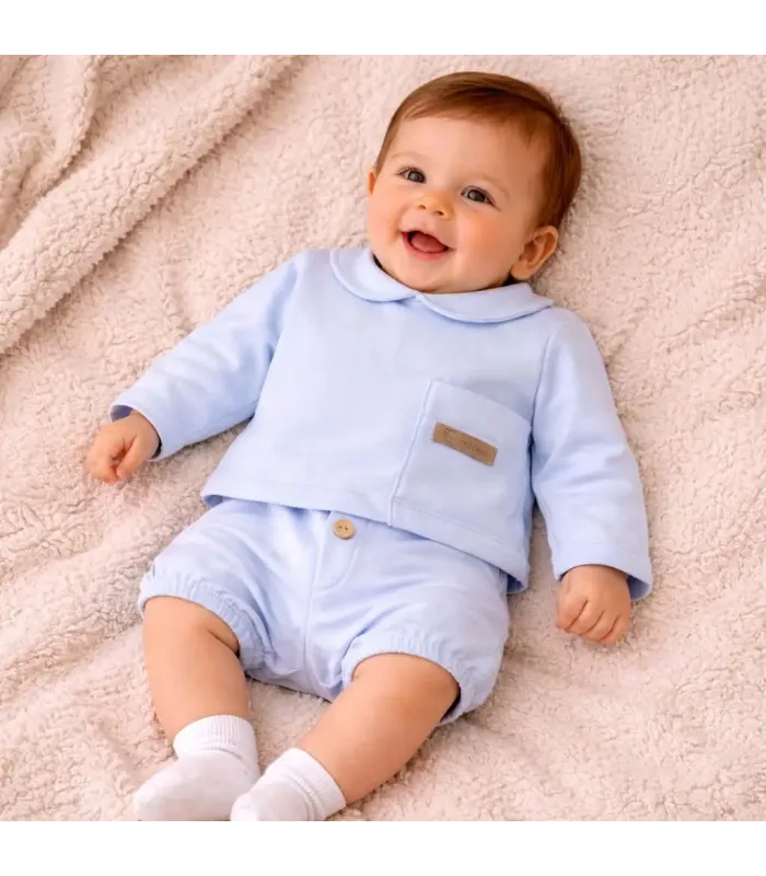 bebé con Conjunto Pololo bebé celeste algodón suave cuello bebé bolsillo delantero invierno detalle tejido